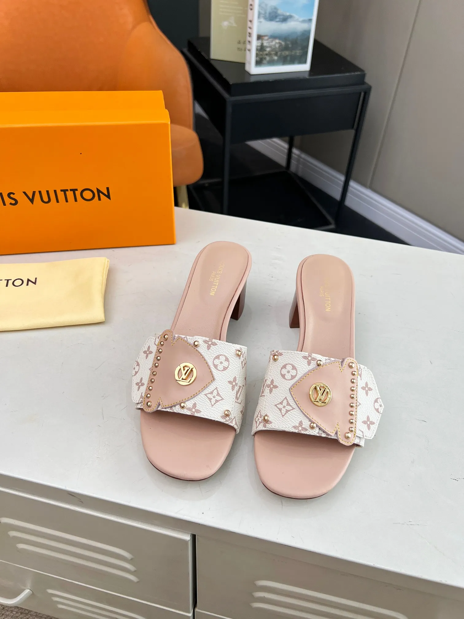 💕💕Factory direct selling price p400💕💕 Vuitton Louis Vuitton's latest 2024 spring and summer style. This LV Frame flat sandal is combined with Monogram and Monogram Reverse canvas, showing a fashionable and comfortable style. The wide front strap is embellished with studs and the LV Circle logo, echoing the opening and closing design of the Camera Box bag, and a durable leather outsole completes the look. Bringing a different visual feast to the hot summer Color: Brown White Size: 35 to 40 (4142 43 44 can be customized, non-returnable and non-exchangeable) (Genuine leather bottom can be customized +40) (Genuine leather bottom can be customized +30)